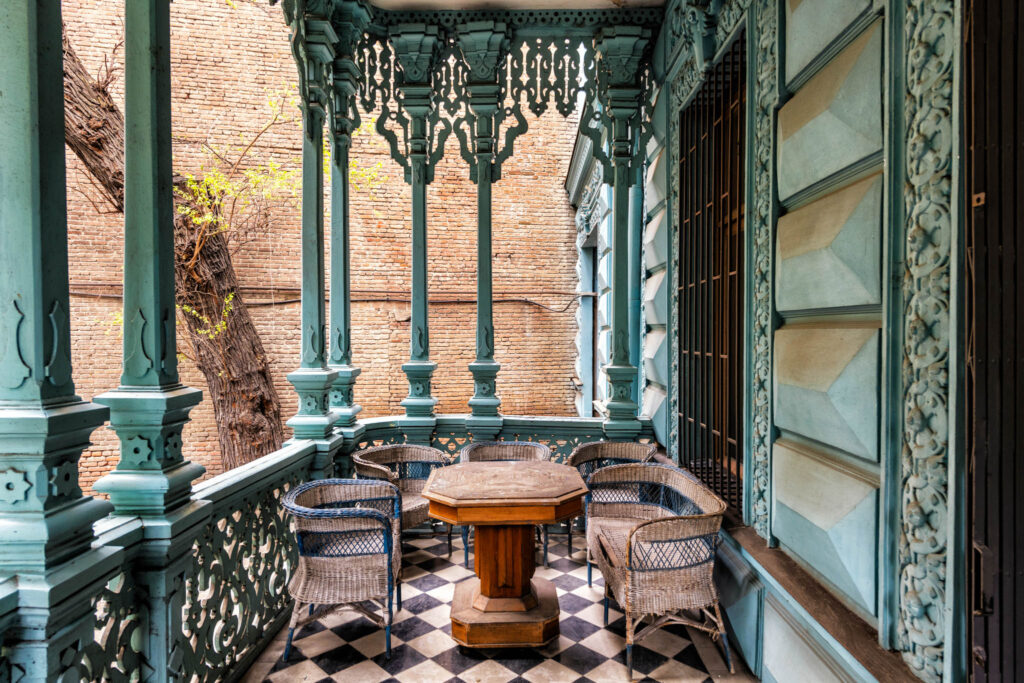 Balcon couvert et boiseries décoratives d’une maison ancienne de Tbilisi construite en 1896.