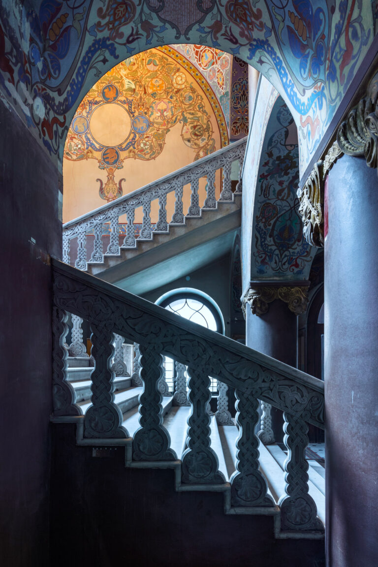 Escalier orné et voûtes peintes de la Bibliothèque parlementaire nationale de Géorgie à Tbilisi.