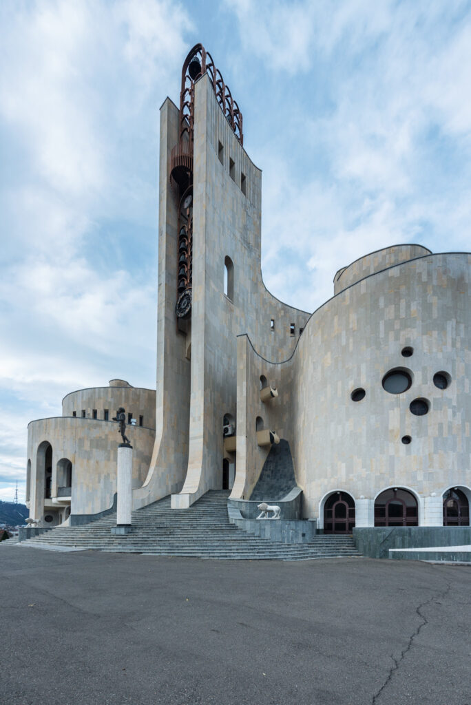 Façade sculpturale du Palace of Rituals de Tbilisi, architecture soviétique tardive en béton clair.