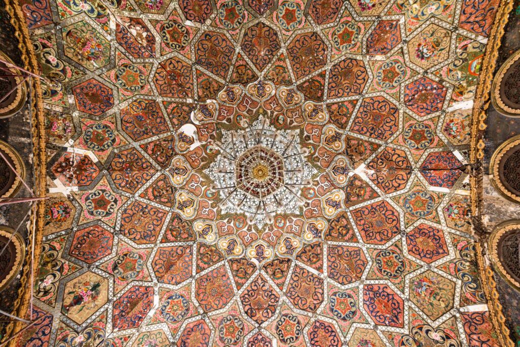 Plafond décoré de motifs persans et de peintures ornementales à la Tbilisi State Academy of Fine Arts.