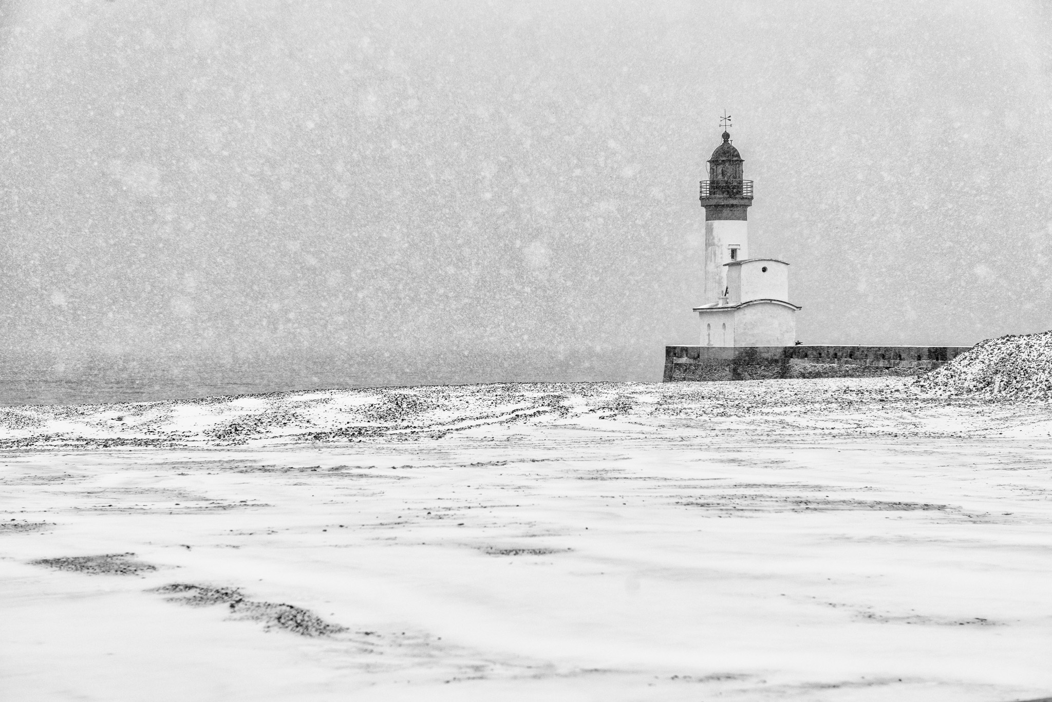 Phare du Tréport dans une forte chute de neige