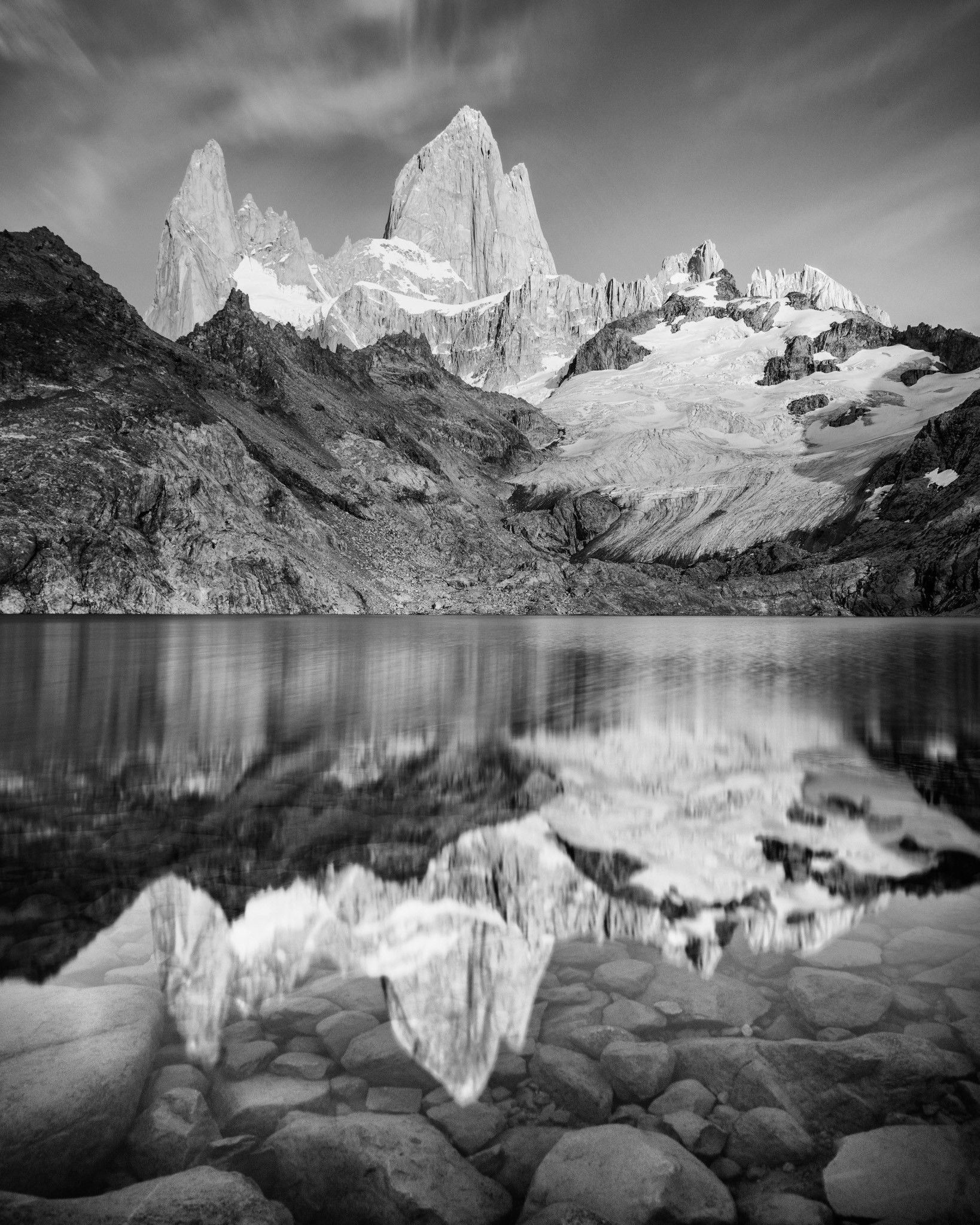 Composition verticale du Fitz Roy et de son reflet presque symétrique dans un lac de Patagonie
