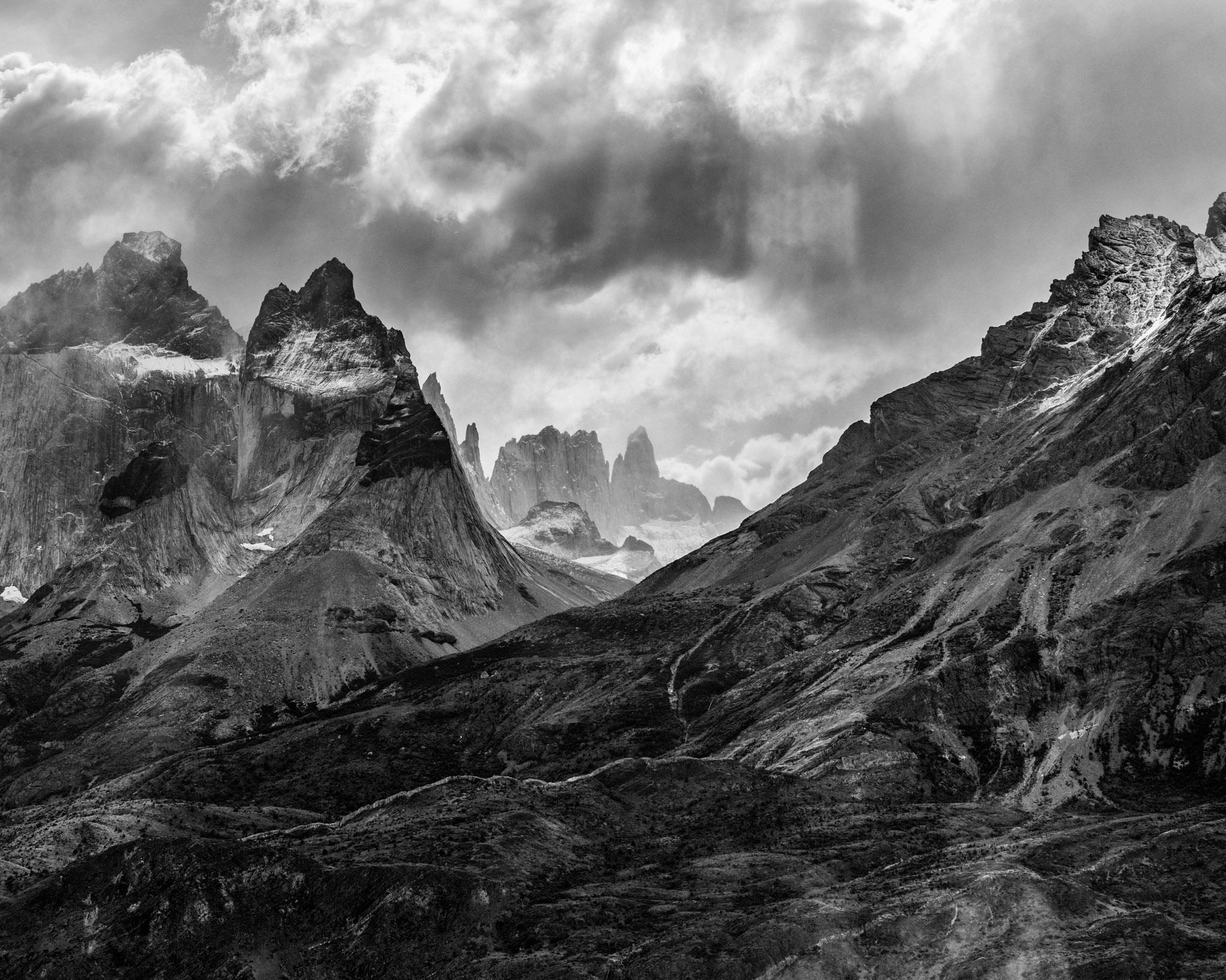 Massif montagneux de Torres del Paine sous de lourds nuages en noir et blanc