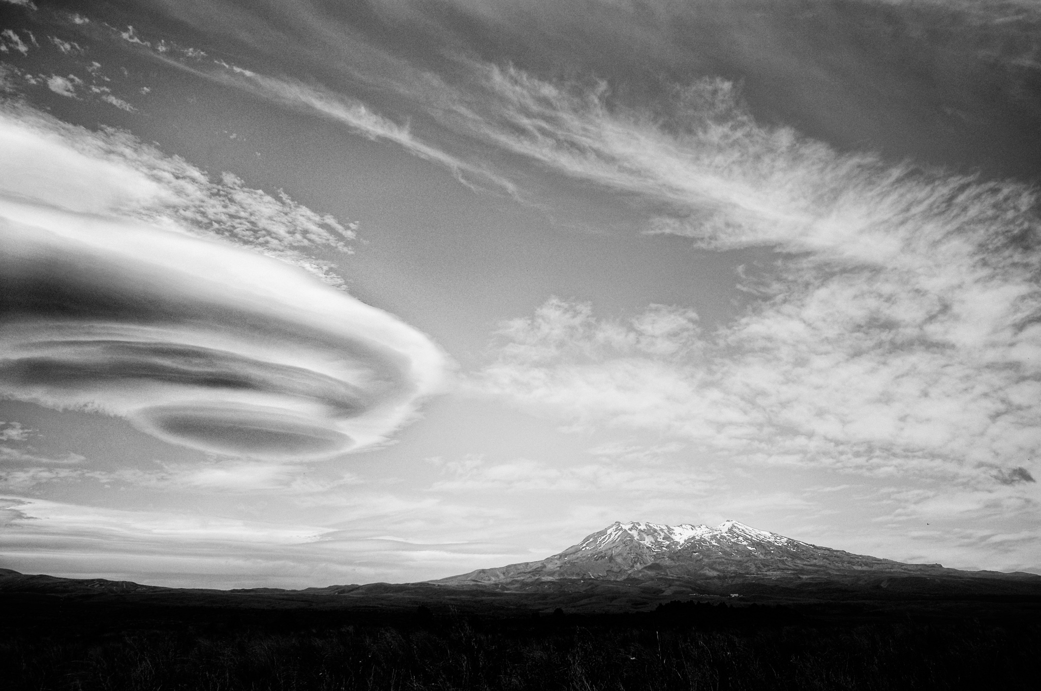 Nuage en forme de lentille s’étirant au-dessus du mont Ruapehu en Nouvelle-Zélande