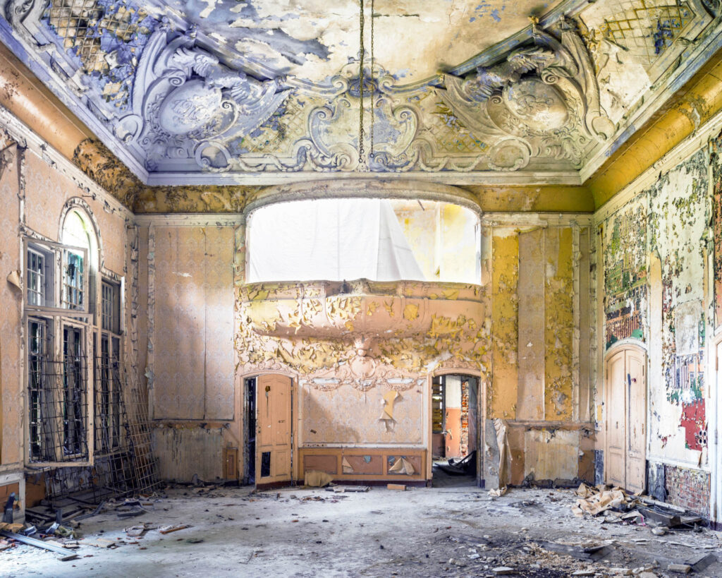 Grande salle abandonnée de l’ancien casino des officiers de Rathenow, avec plafond peint et murs dégradés.