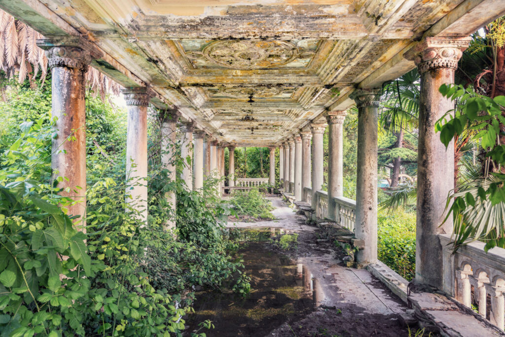 Quais à colonnades de la gare abandonnée de Gagra, progressivement envahis par une végétation subtropicale dense