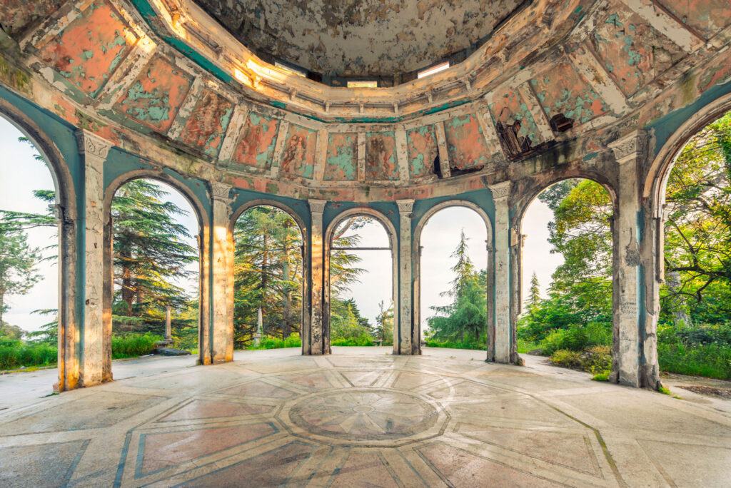 Rotonde abandonnée d’un ancien restaurant panoramique sur les hauteurs de Soukhoumi, ouverte sur la végétation environnante