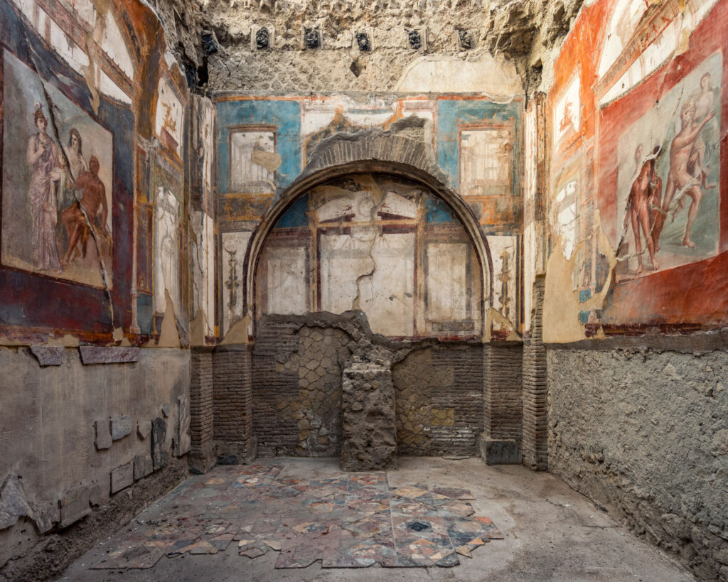 Sacellum romain du collège des Augustales à Herculanum avec fresques mythologiques du quatrième style, murs peints et niche centrale voûtée
