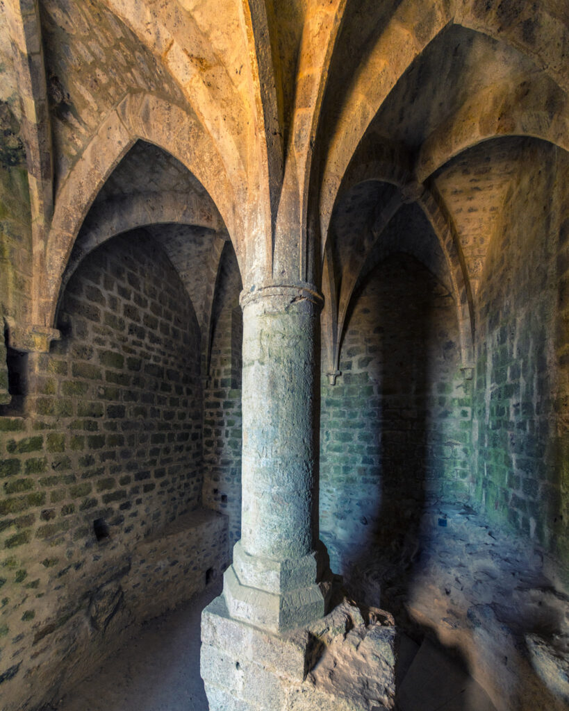 Escalier de pierre sous des voûtes ogivales à l’intérieur du château médiéval de Quéribus dans les Corbières