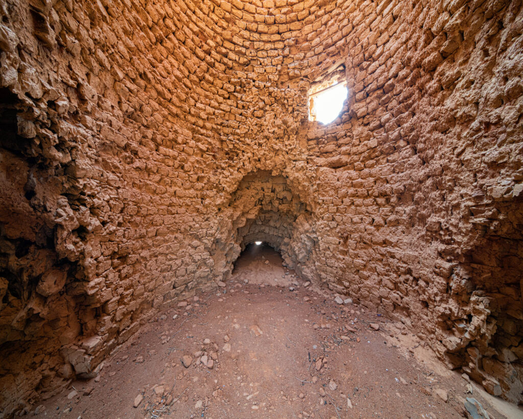 Intérieur conique d’un ancien four à chaux en maçonnerie brute près de Holoog en Namibie, éclairé par une petite ouverture latérale