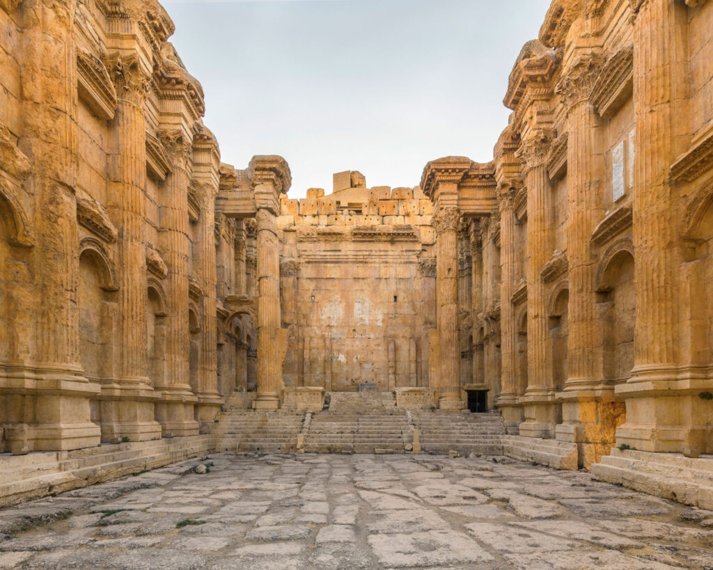 Intérieur du temple de Bacchus à Baalbek, rythmé par des colonnes corinthiennes, des niches superposées et un sanctuaire surélevé