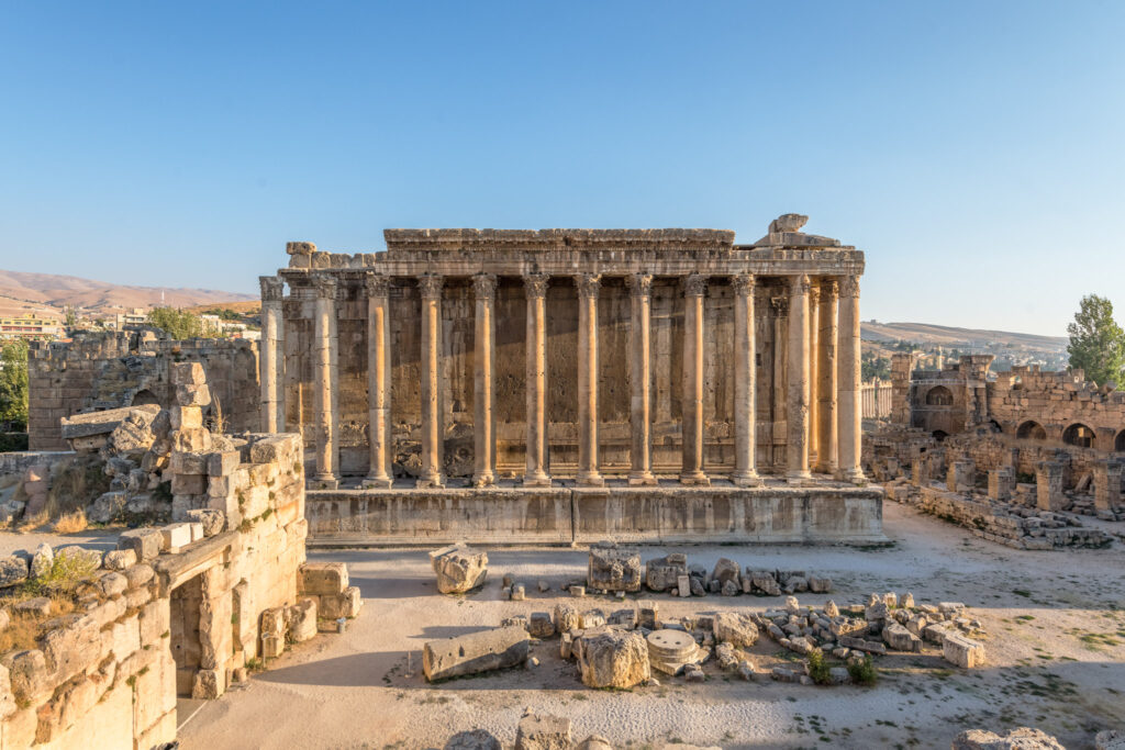Vue extérieure du temple romain de Bacchus à Baalbek, avec sa colonnade corinthienne en calcaire éclairée par une lumière rasante