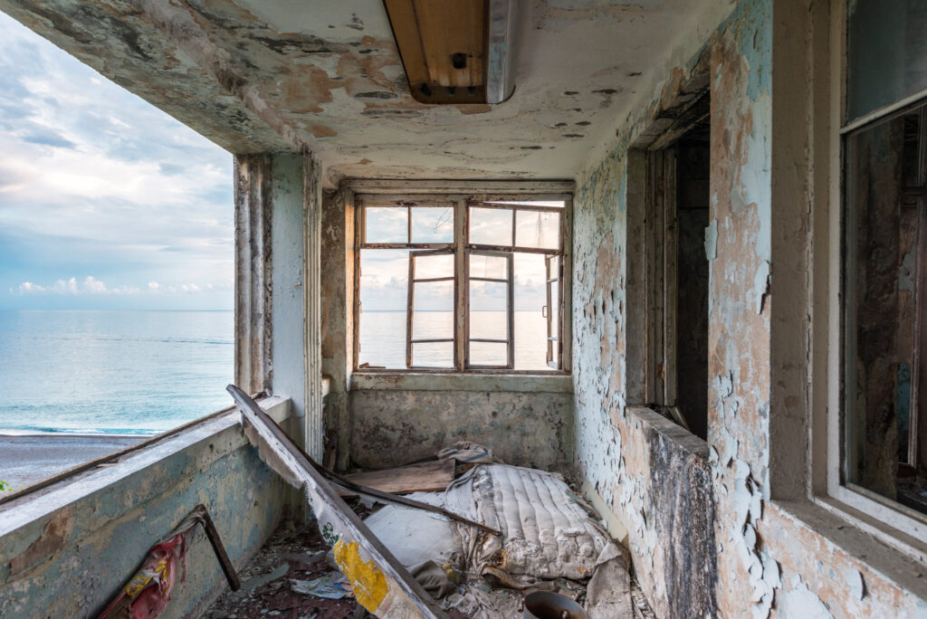 Couloir effondré du théâtre d’un ancien sanatorium, ouvert par une large fenêtre sur la mer Noire